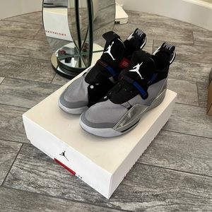Air Jordan XXXIII, metallic silver/black